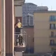 Karantindagi italiyaliklar balkonga chiqib qo‘shiq kuylamoqda (video)