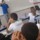 O‘quvchilar maktabda yashashga majbur bo‘layotgan o‘qituvchiga pul yig‘ib berishdi (video)