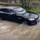 Jaguar F-Pace’da chuqur ko‘lmakni bosib o‘tmoqchi bo‘lgan omadsiz haydovchi