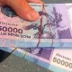 O‘zbekistonda naqd pul muomalasi hajmi kamaymoqda. Bu nimadan dalolat beradi?