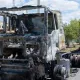 «Бир инсофлиси четга тортиб, жонимни сақлаш учун қочишим кераклигини айтди» — юк машинаси ёқиб юборилган ҳайдовчи