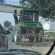 Бухорода ички ишлар ходими тракторни бошқараётган маст эркакни тўхтатишга уринди (видео)
