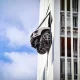 Москвада Porsche учинчи қават деворини тешиб ўтиб, бино деворида осилиб қолди