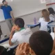 O‘quvchilar maktabda yashashga majbur bo‘layotgan o‘qituvchiga pul yig‘ib berishdi (video)
