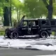 Тошкентда Mercedes-Benz машинаси ёниб кетди