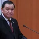 Фарғона вилояти ҳокими соқол, рўмол ва иш жойларида намозга қарши чиқиб, бунга бўйсунмаганларни қамаш билан таҳдид қилди