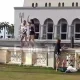 Masjid qarshisida behayo raqsga tushgan turistlar hibsga olindi