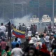 Venesuelada harbiy mashina namoyishchilarni bosib o‘tdi (foto, video)
