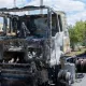 «Бир инсофлиси четга тортиб, жонимни сақлаш учун қочишим кераклигини айтди» — юк машинаси ёқиб юборилган ҳайдовчи
