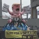 Гамбургда таглик кийган Дональд Трампнинг ҳайкали ўрнатилди