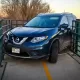 AQSHda piyodalar ko‘prigidan o‘tishga uringan Nissan unga tiqilib qoldi