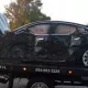 Tesla ҳайдовчиси соатига 160 километр тезликда уйлардан бирига бориб урилиб, омон қолди