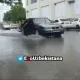 Сув босган кўчада «Титаник» каби сузаётган Nexia'ни кўринг (видео)