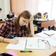 Россияда янги ўқув йилида талабалар ва ўқитувчиларнинг ниқоб тақиши мажбурий бўлади