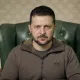 Dneprdagi ko‘p qavatli uyga berilgan zarba tufayli, Zelenskiy rossiyaliklarga rus tilida murojaat qildi (video)