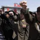 Шимолий Корея ҳарбийлари Ким Чен Инга бетонни бош билан синдириш маҳоратини намойиш қилди (видео)