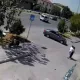 Marg‘ilonda yigit qizni majburlab mashinaga solib, olib ketmoqchi bo‘ldi (video)