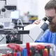 Олимлар COVID-19’га қарши вакциналарнинг самарадорлиги пасайганини маълум қилди