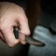 Андижонда маст мижоз насияга спиртли ичимлик берилмаслигини айтган миллий таомлар ошхонаси иш юритувчисини пичоқлади (видео)