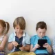 “Like” uchun hayotni xavf ostiga qo‘yyapmizmi? Bolalarni internet tahdidlaridan qanday himoyalash kerak?