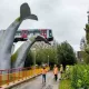 Нидерландияда метро поезди авариядан кейин «Китларнинг думлари» деб аталувчи ҳайкалда туриб қолди (фото)