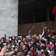 Бишкекдаги тартибсизликлар: намойишчилар Оқ уйни эгаллади, сайлов натижалари бекор қилинди