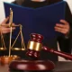 Buxoroda o‘gay bolalarini urib, ularni qiynoqqa solgan va tanasini qaynagan suv bilan kuydirgan ayolga sud hukmi o‘qildi