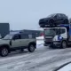 Muzlagan tepalikka 40 tonnali furani tortib chiqayotgan yangi Land Rover Defender