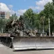 Украинадаги урушнинг 132-куни: Харкивда вайрон бўлган гимназия, дала майдонидаги улкан ўра (фото)
