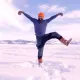 Ўзида йўқ хурсанд канадалик эркак музлаган кўлда рақсга тушди (видео)