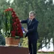 Шавкат Мирзиёев Ислом Каримов ҳайкали пойига гулчамбар қўйди (фото)