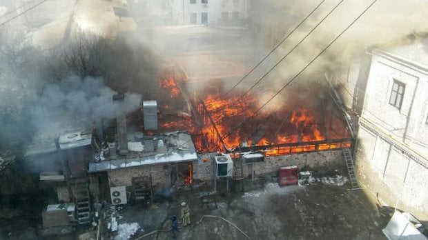Toshkentdagi «Manas» restorani yonib ketdi (foto)