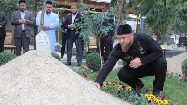 Foto: Ramzan Qodirov ustozi Shayx Muhammad Sodiq Muhammad Yusuf qabrini ziyorat qildi