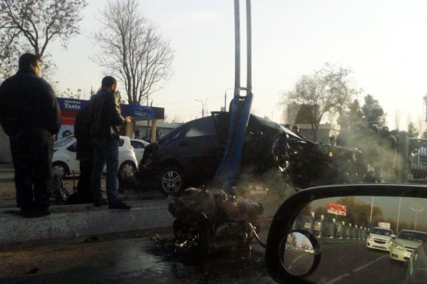 Toshkentda Lacetti avtomobili kuchli to‘qnashuv natijasida mashina motori chiqib ketdi (Video)