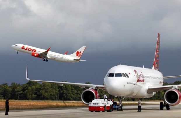 Жакартадан парвоз қилган Boeing 737 йўловчи самолёти ҳалокатга учради