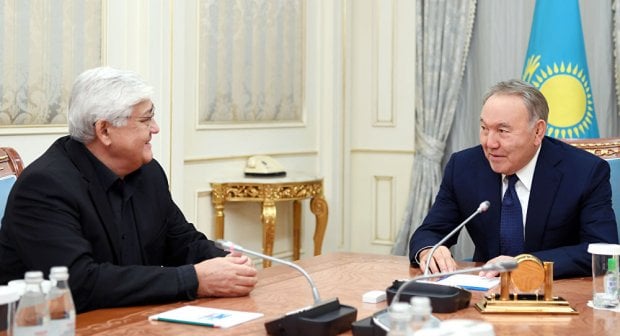 Назарбоев Қозоғистон халқ артисти билан қўшиқ куйлади