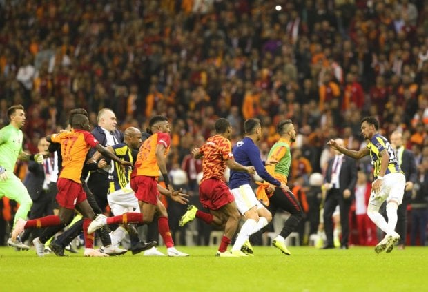 Istanbul derbisida ommaviy mushtlashuv yuz berdi (foto, video)