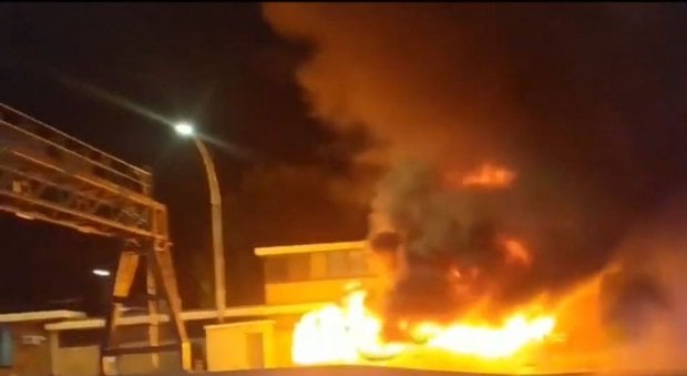 Австралияда келин-куёв ва уларнинг меҳмонларини олиб кетаётган тўй автобуси ёниб кетди (видео)