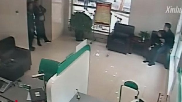 Xitoy bankida garovga olingan qizni qutqarishda hiyla qo‘llandi (video)