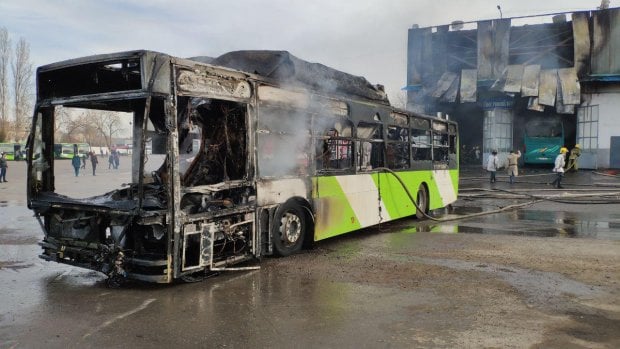 Yunusoboddagi avtobus saroyida ikki avtobus yonib ketdi