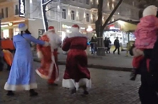 Украинанинг Одесса шаҳрида икки қорбобо муштлашди