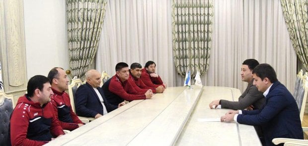 Умид Аҳмаджонов «Про» лицензияси учун таҳсил олаётган мураббийлари билан учрашди (фото)