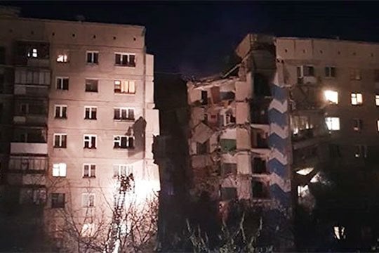 Magnitogorskda gaz portlashi tufayli 9 qavatli uyning podezdi qulab tushdi