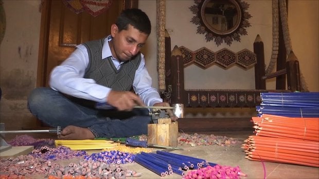 Pokistonlik yigit qalamlar orqali Ginnes rekordlar kitobiga kirdi (video)