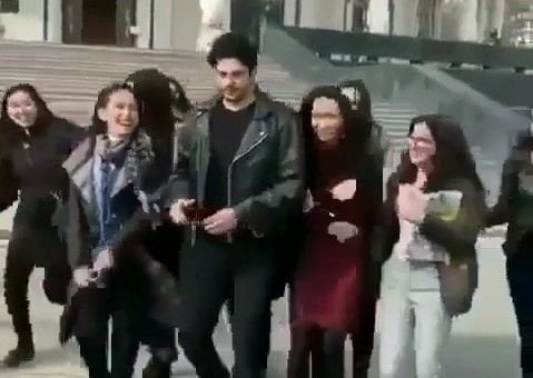 "Тийиқсизлик. Ҳатто туркларнинг ўзига ҳам кулгига қолдик..."
