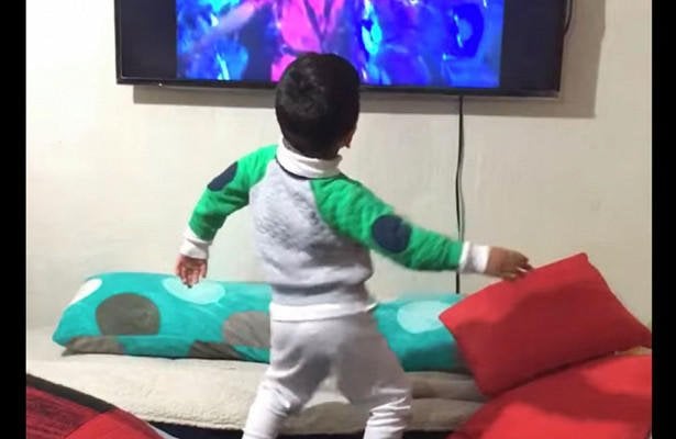 Bolakay Maykl Jeksonning qoʻshigʻidan ilhomlandi (video)