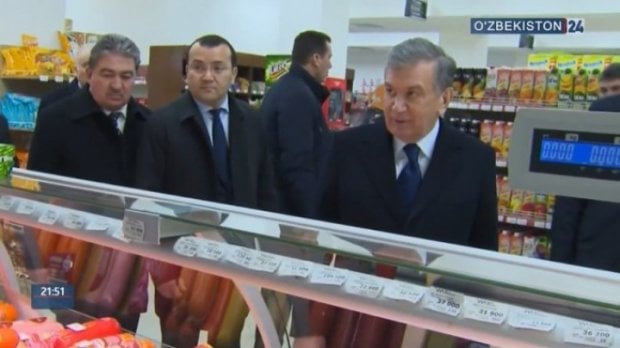 Шавкат Мирзиёев Наманганда озиқ-овқат дўконидаги нархларни кўздан кечирди (фото, видео)