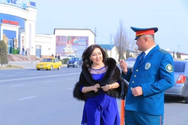 Байрам кайфияти: Инспекторлар хотин-қизларга гул совға қилмоқда (фото)