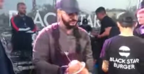 Bishkekda Timatidan bepul burger ilinjidagi minglab kishilar tiqilinchni yuzaga keltirdi (video)