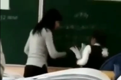 Фарғонада муаллима ўқувчи қизнинг бошига туртиб, тушунтирмоқда (видео)